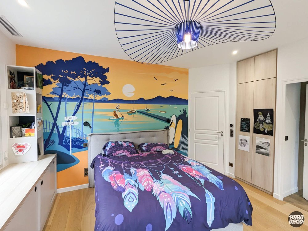 Vue d'ensemble de la chambre avec fresque paysage marin personnalisée Edeline, style graphique épuré