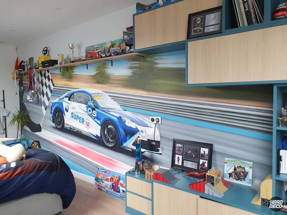 Fresque murale Alpine A110 GT4 course automobile chambre enfant, vue latérale avec drapeau damier