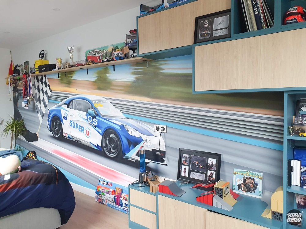Fresque murale Alpine A110 GT4 sponsorisée Super U en accélération, chambre enfant Guermantes
