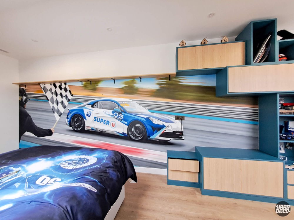 Vue d'ensemble fresque chambre enfant Alpine A110 GT4 bleu blanc, drapeau damier et mobilier bois