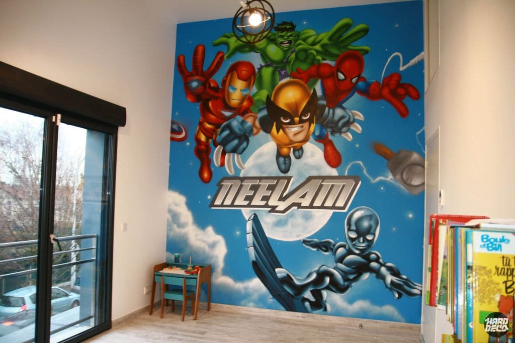 Vue d'ensemble fresque Baby Avengers chambre enfant avec Silver Surfer et prénom Neelam, aérosol