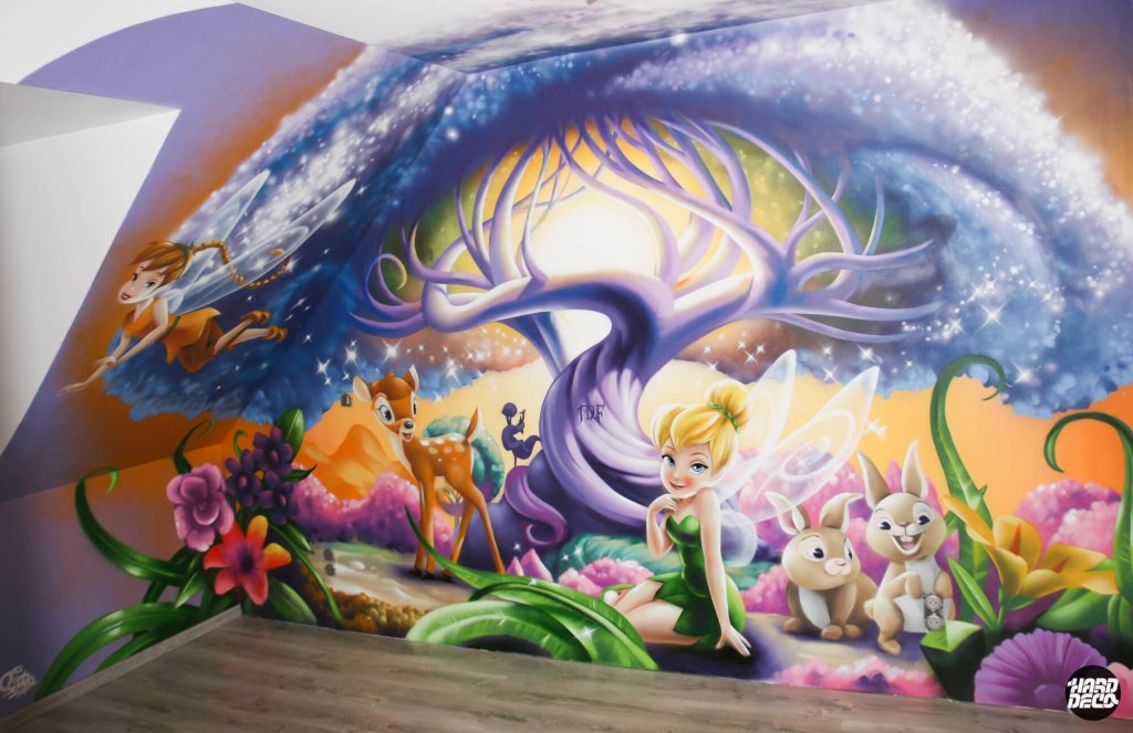Détail fresque Clochette assise parmi les fleurs avec Bambi et lapins, arbre lumineux au centre