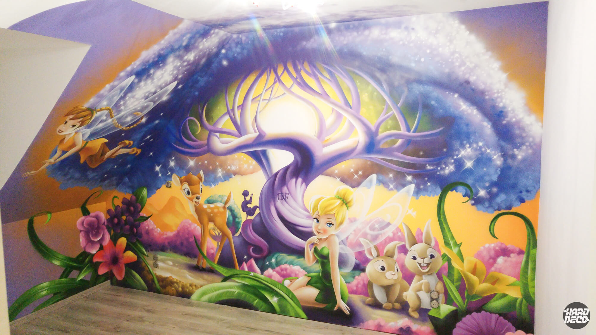 Fresque murale Disney chambre enfant avec Clochette, Bambi et l'arbre enchanté aux branches mauves