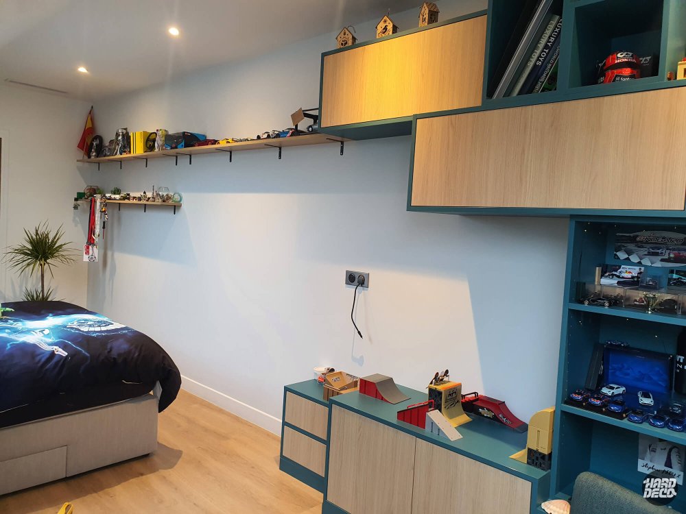Chambre enfant passionné de course automobile avant fresque, mobilier bleu pétrole et bois naturel