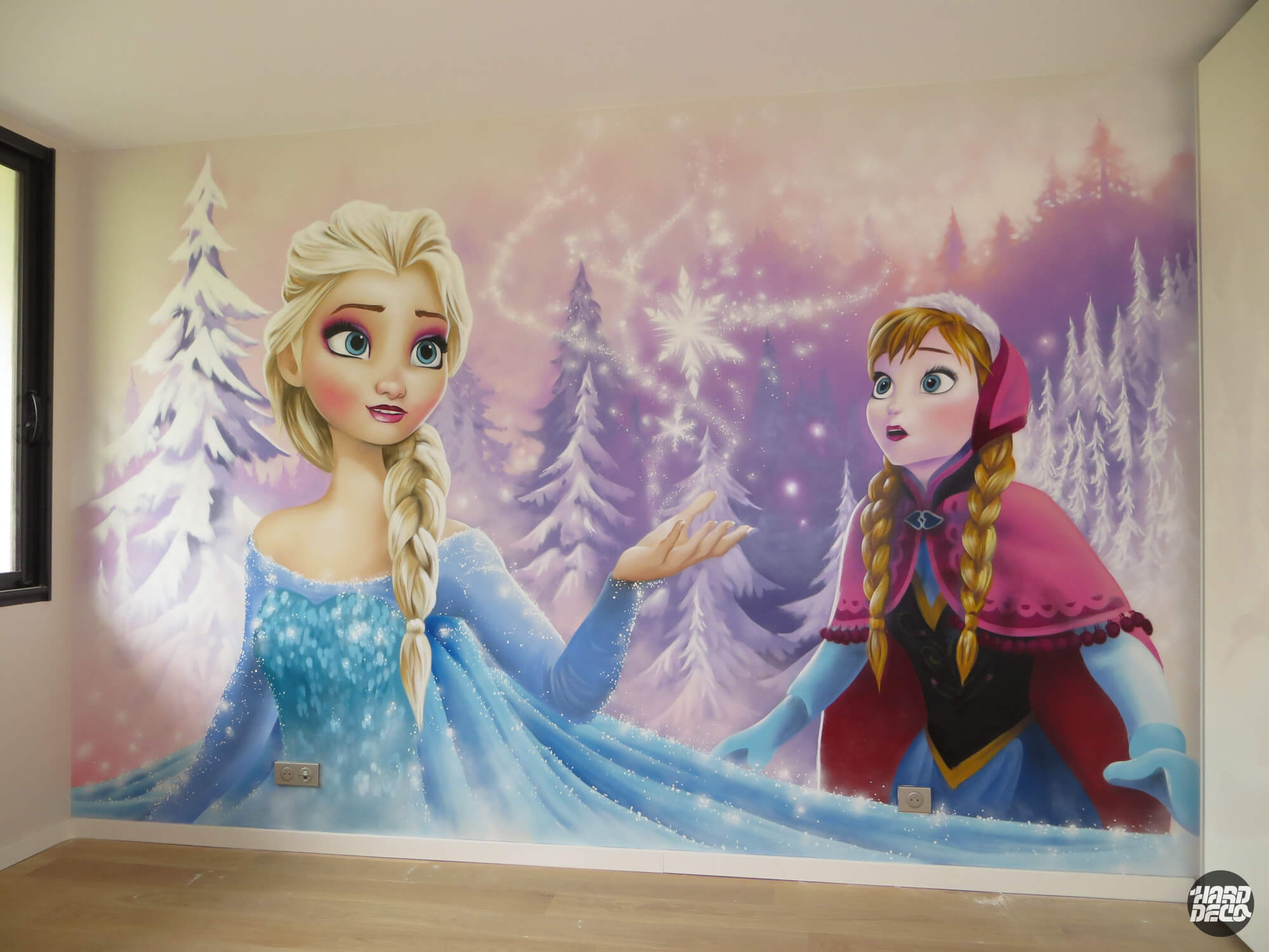 Fresque murale La Reine des Neiges avec Elsa et Anna dans une chambre enfant, fond forêt enneigée rose et mauve