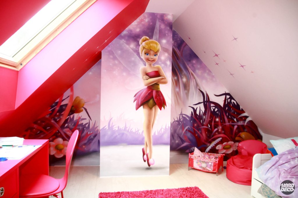 Fresque murale Fée Clochette grandeur nature dans une chambre enfant sous combles, décor floral rose et lilas