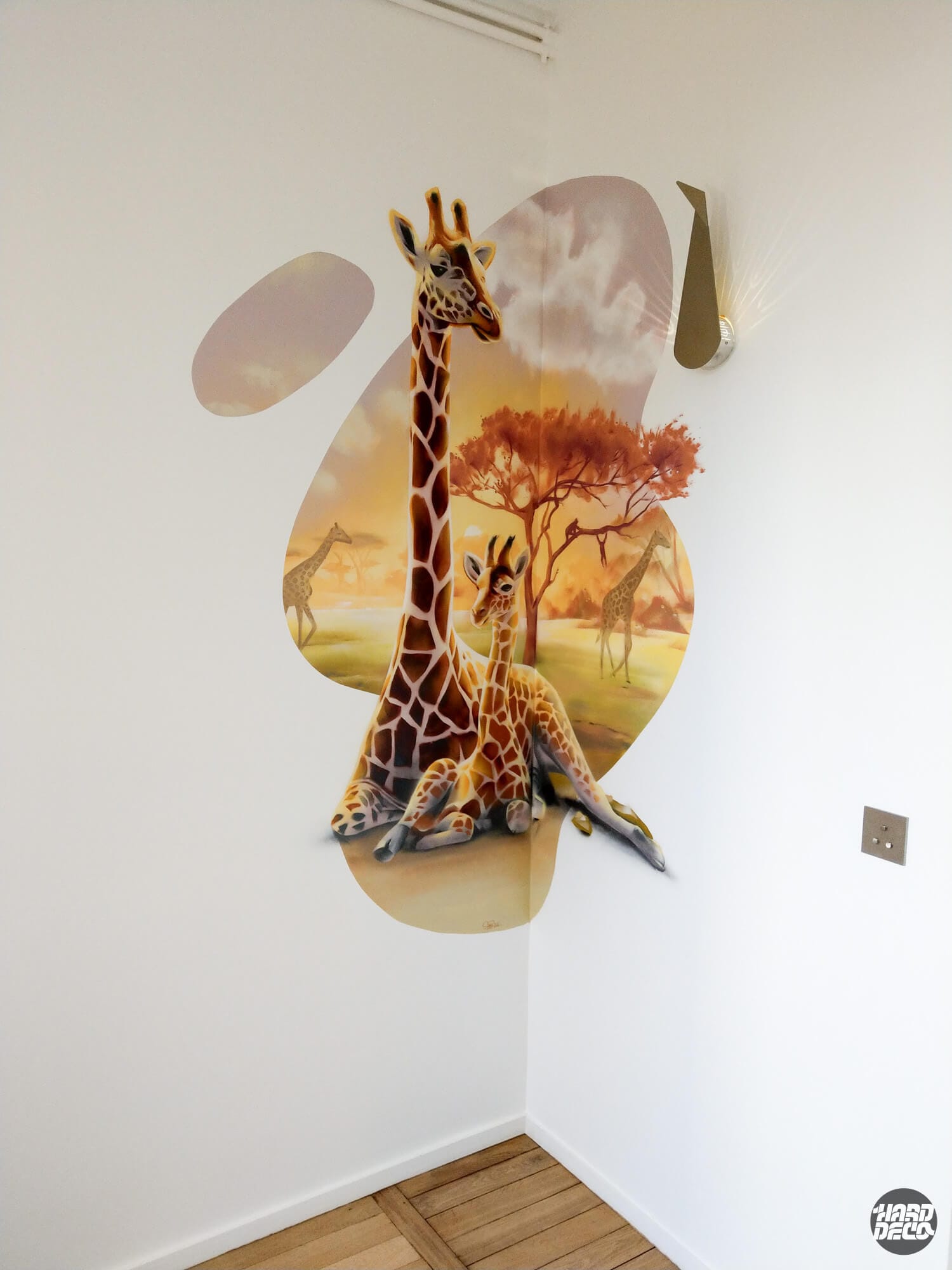 Fresque murale aérosol girafe et girafon dans une savane dorée, chambre enfant, tons ocre et rosés