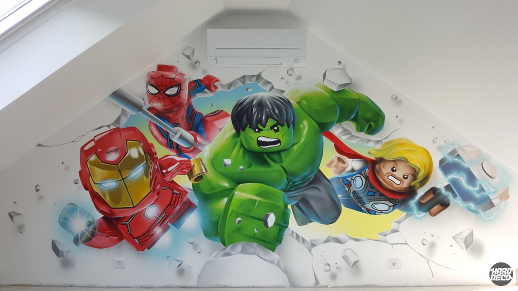 Fresque murale LEGO Avengers sous pente, trompe-l'œil avec Iron Man, Hulk, Spider-Man et Thor à l'aérosol