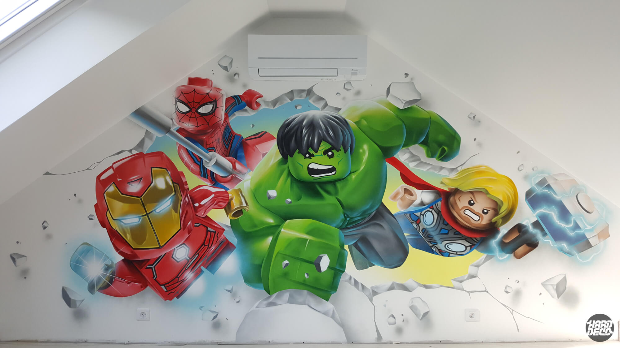 Fresque murale LEGO Avengers sous pente, trompe-l'œil avec Iron Man, Hulk, Spider-Man et Thor à l'aérosol