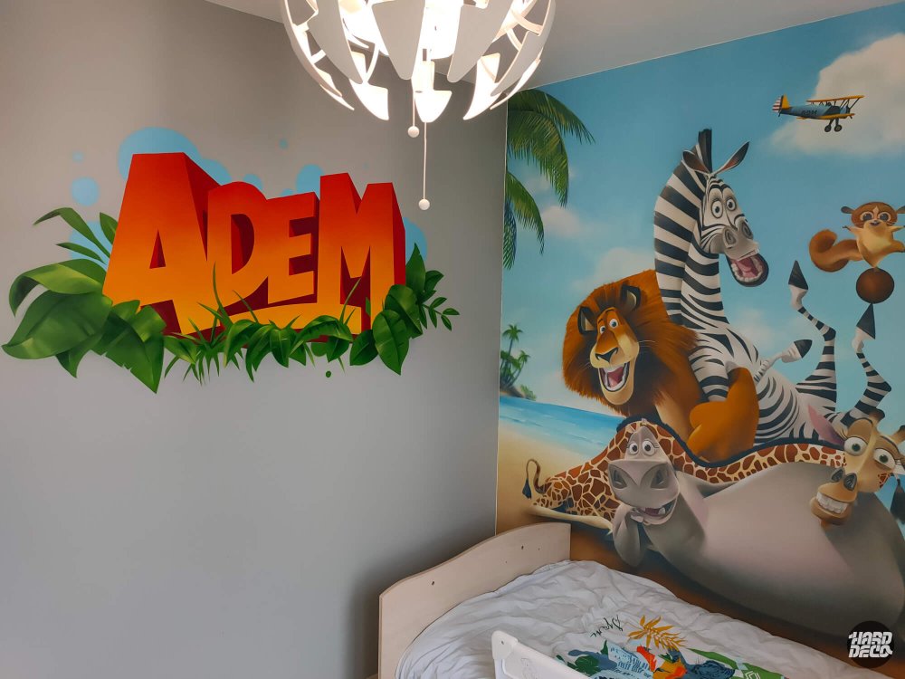 Détail prénom Adem en lettrage graffiti 3D orange sur mur chambre enfant, thème Madagascar