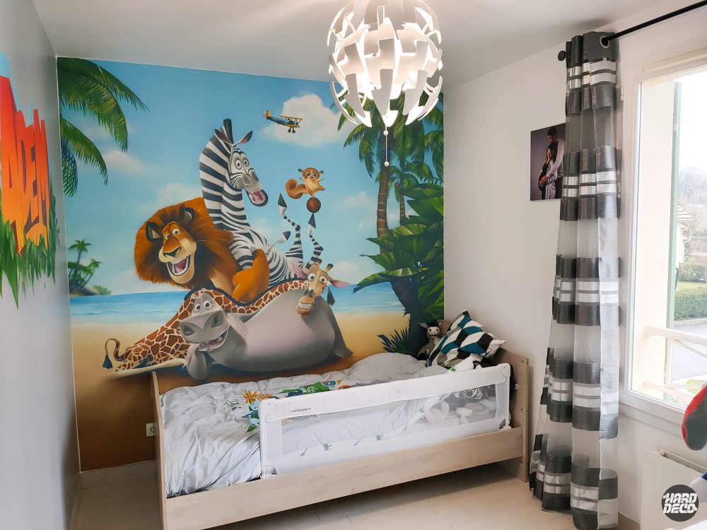 Fresque murale Madagascar chambre enfant, personnages du film sur plage avec palmiers, vue frontale