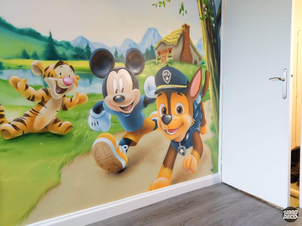 Fresque chambre enfant Mickey Chase Tigrou vue depuis la porte ambiance pièce complète aérosol