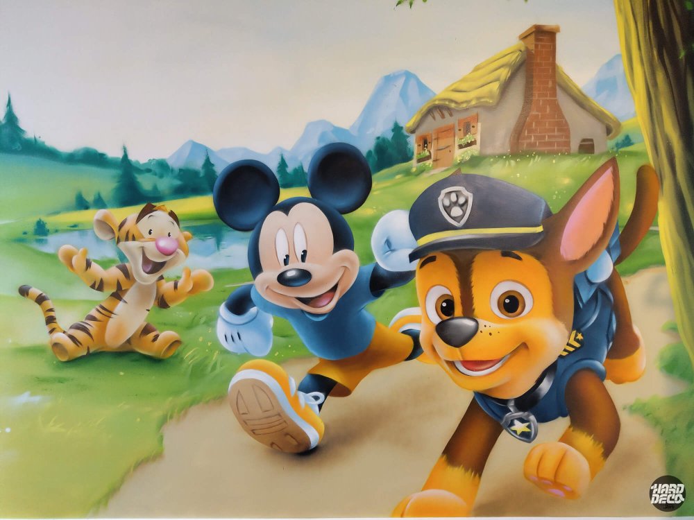 Détail fresque chambre enfant Mickey Chase Tigrou paysage vert maisonnette montagnes aérosol