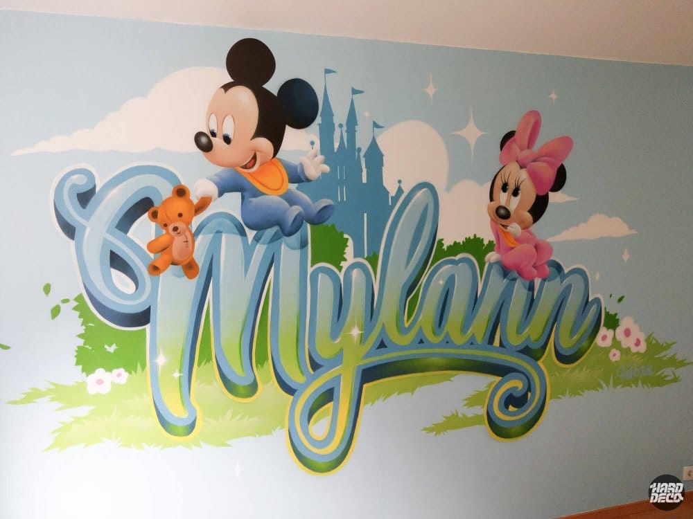 Fresque murale chambre enfant Baby Mickey Minnie avec prénom Mylann en lettres graffiti bleues et vertes