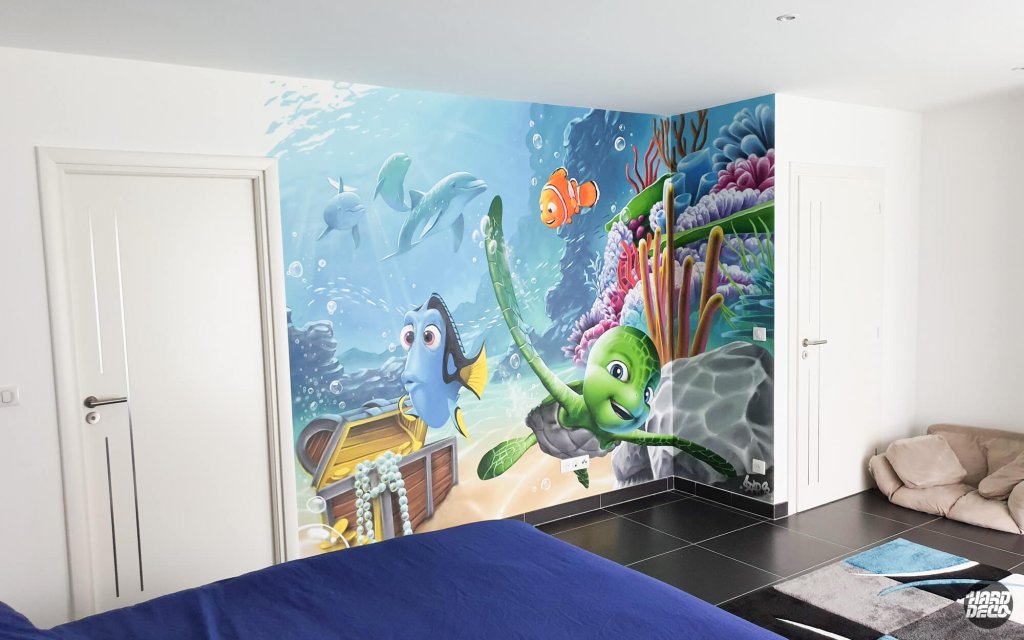 Fresque murale chambre enfant thème Finding Nemo avec Dory, Nemo, tortue et coraux colorés