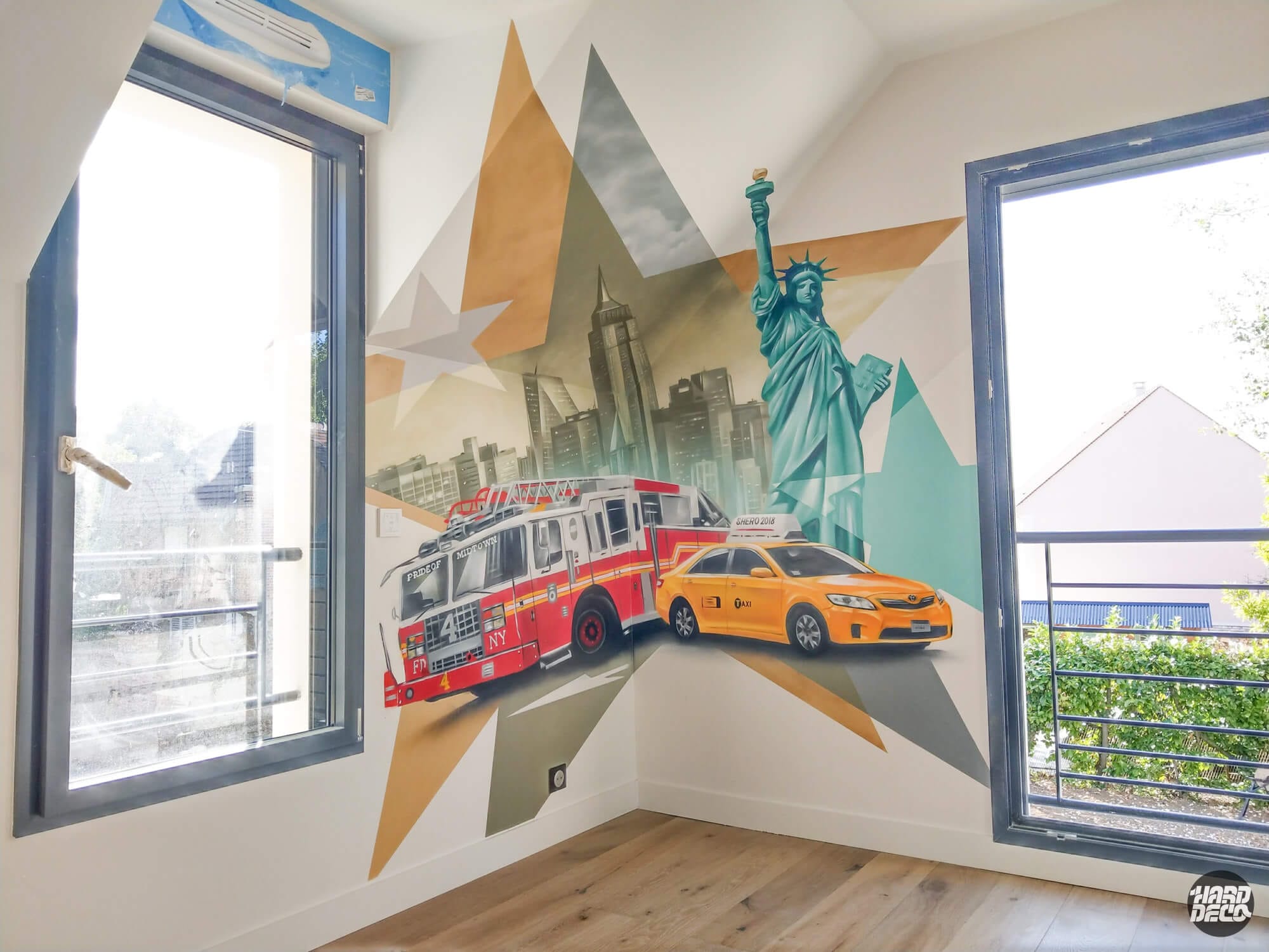 Fresque murale New York dans une chambre enfant : Statue de la Liberté, taxi jaune et camion FDNY à l'aérosol