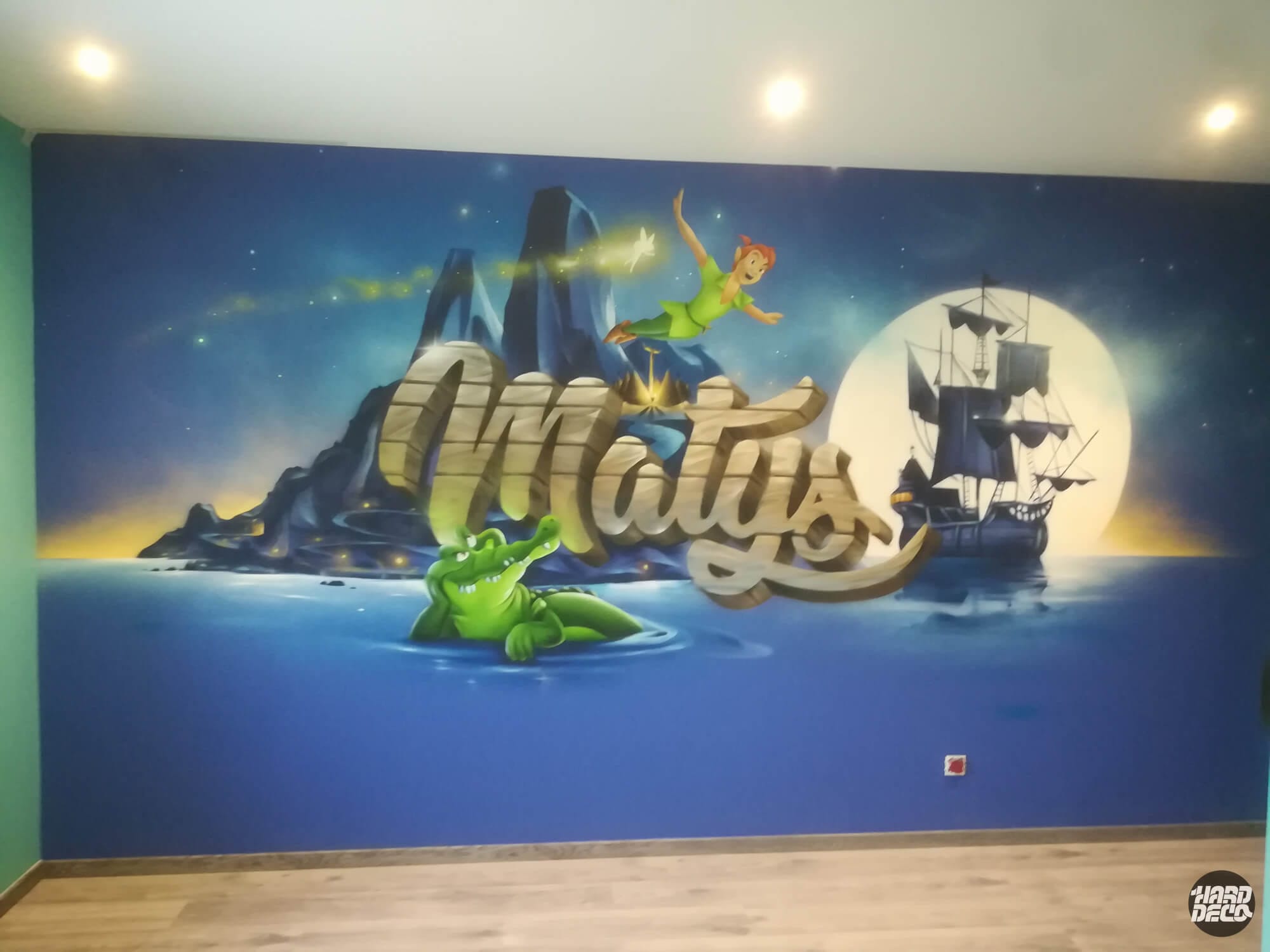 Fresque murale Peter Pan avec prénom Matys, crocodile et voilier pirate peints à l'aérosol dans une chambre enfant