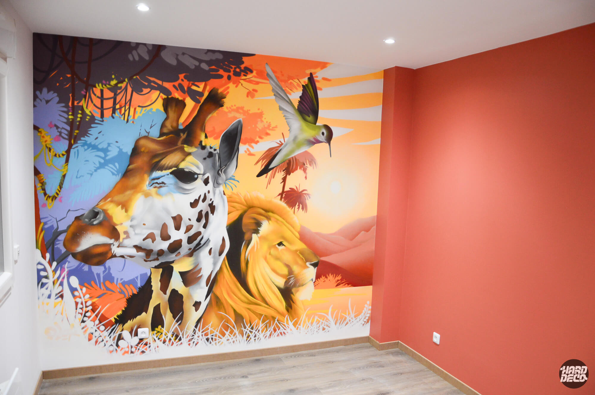 Fresque murale savane africaine avec girafe, lion et colibri, chambre enfant, aérosol couleurs chaudes
