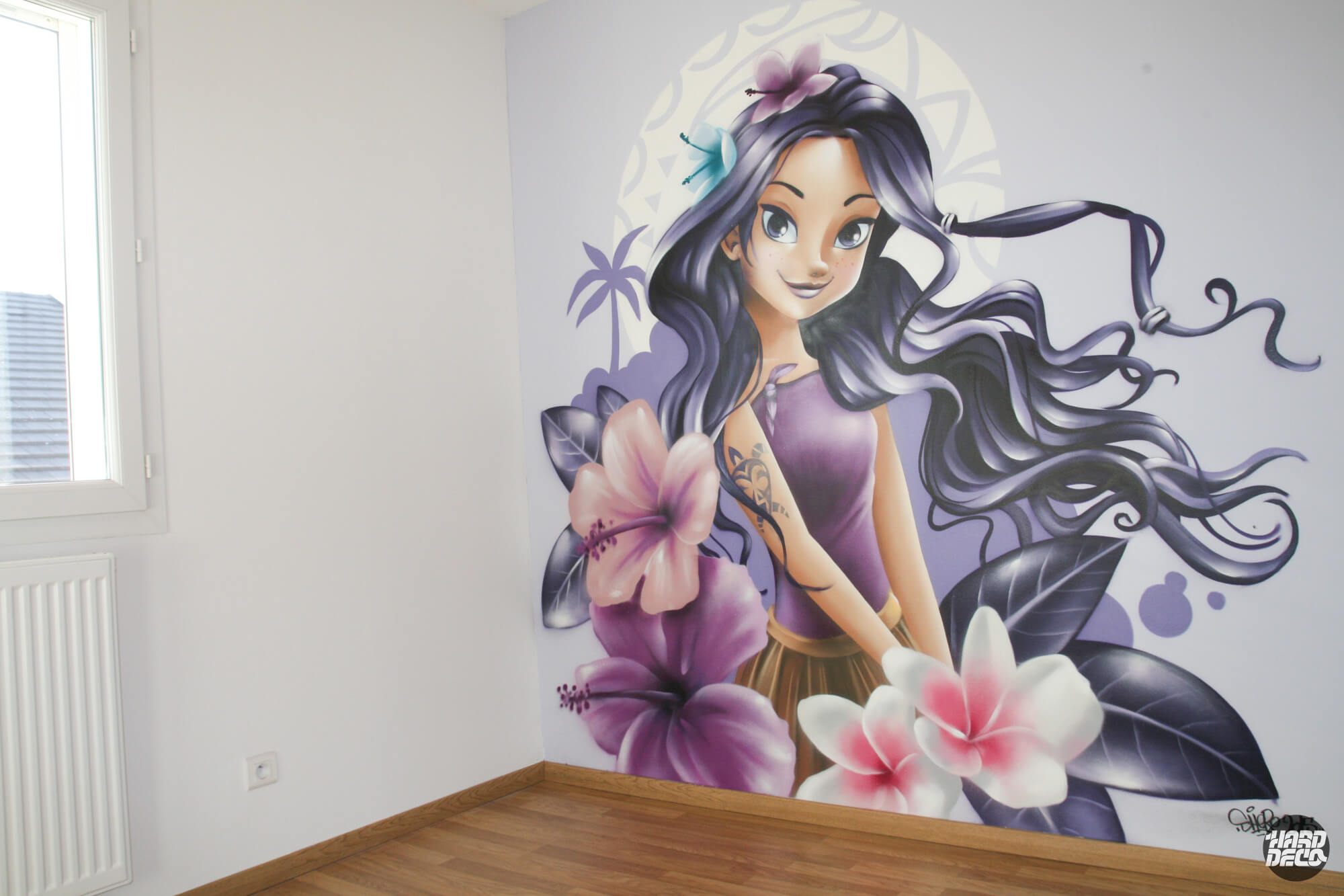 Fresque murale aérosol femme polynésienne avec hibiscus et frangipaniers, tons violets, chambre enfant