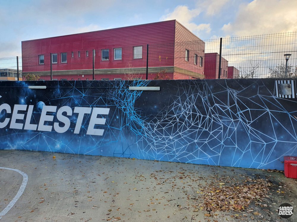 Détail réseau géométrique triangulé blanc et bleu sur fresque murale Celeste, terrain de sport extérieur