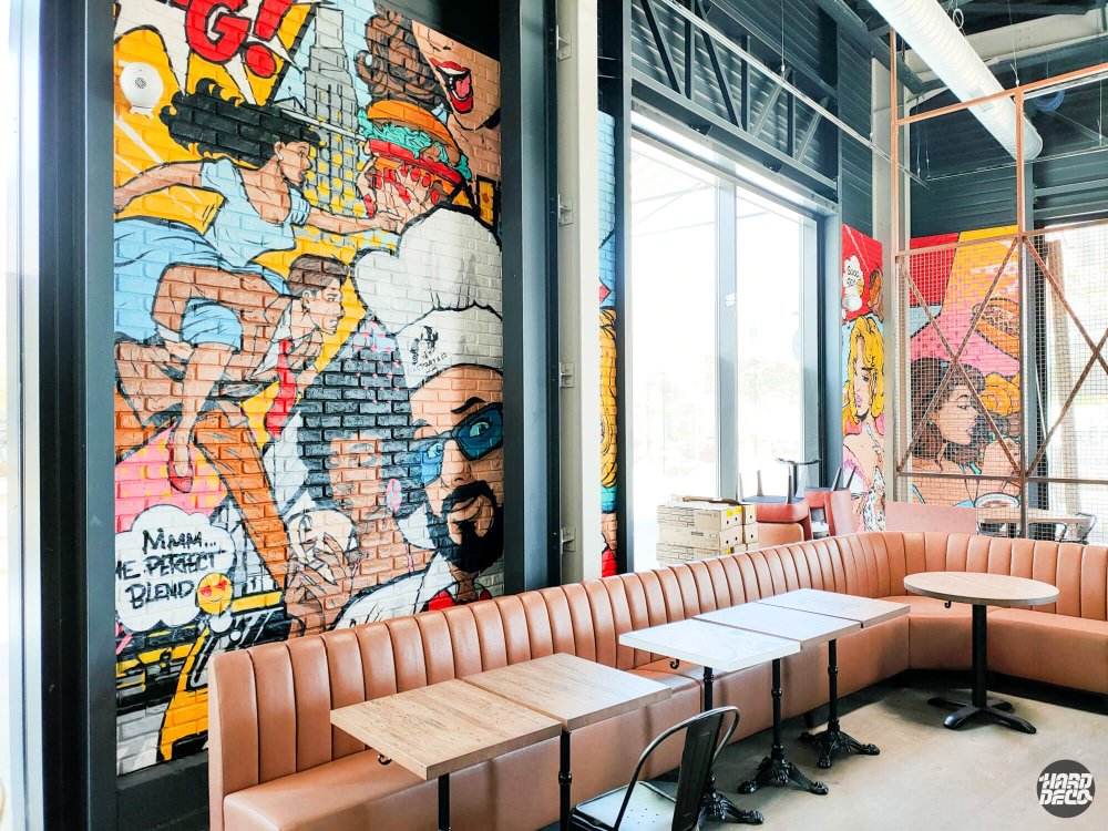 Fresque BD pop art mur brique restaurant Factory & Co, personnages et bulle texte The Perfect Blend