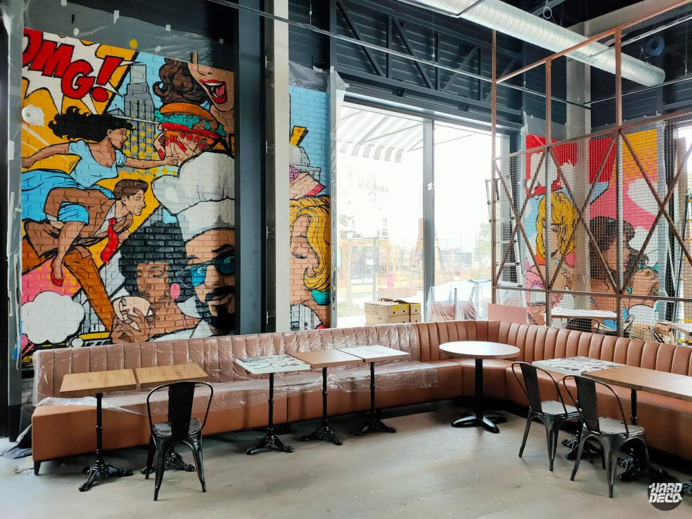 Fresque murale pop art BD dans restaurant Factory & Co Clayes-Souilly, personnages colorés sur brique