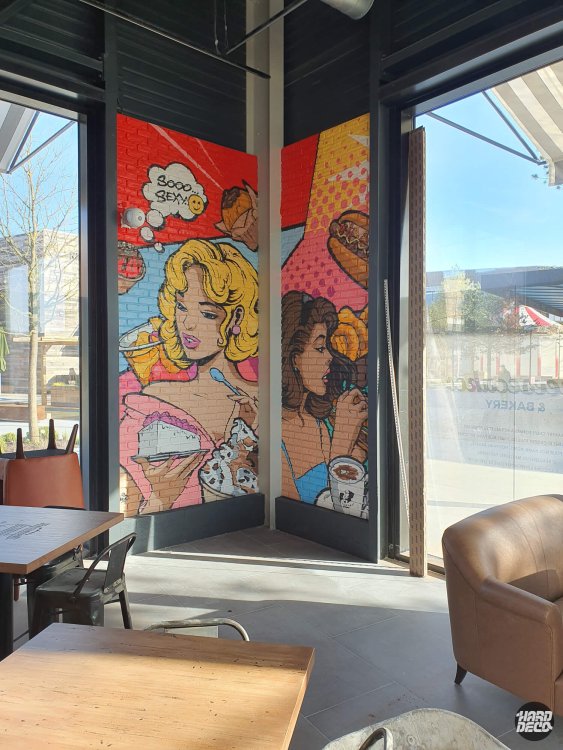 Fresque pop art deux femmes BD sur brique, blonde Sooo Sexy et brune, restaurant Factory & Co
