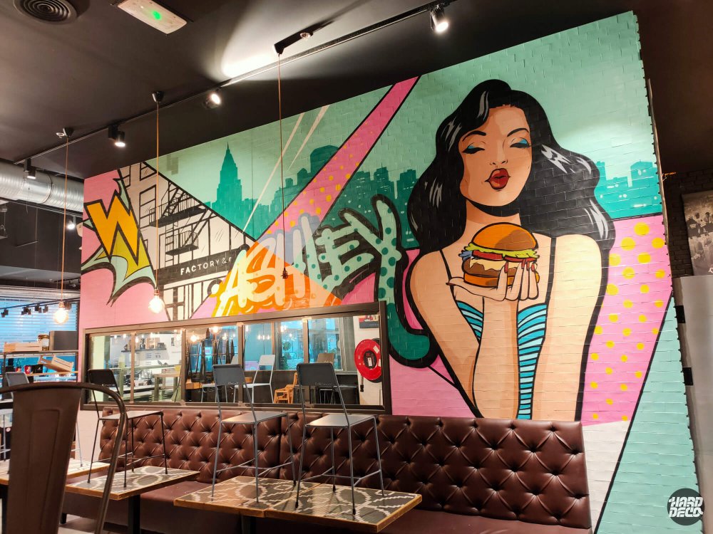 Fresque murale pop art femme au burger skyline new-yorkais restaurant Factory & Co Clayes-Souilly