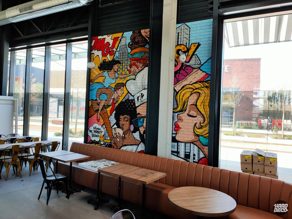 Fresque murale pop art OMG personnages BD sur mur brique Factory & Co Clayes-Souilly, vue frontale