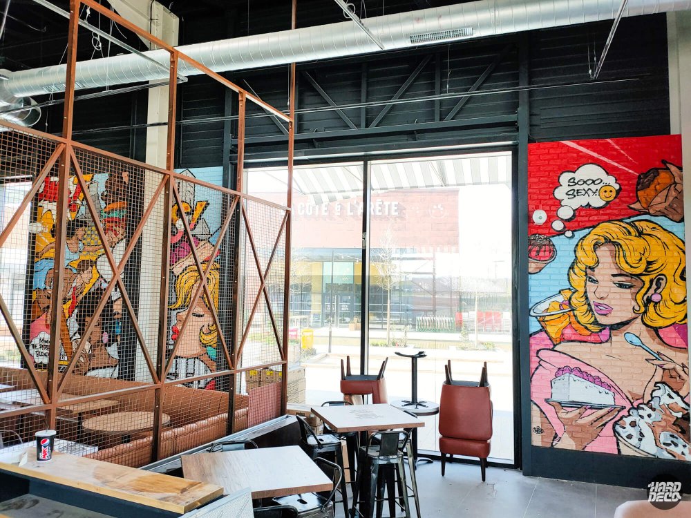 Fresques BD pop art sur murs en brique restaurant Factory & Co, blonde et personnages colorés