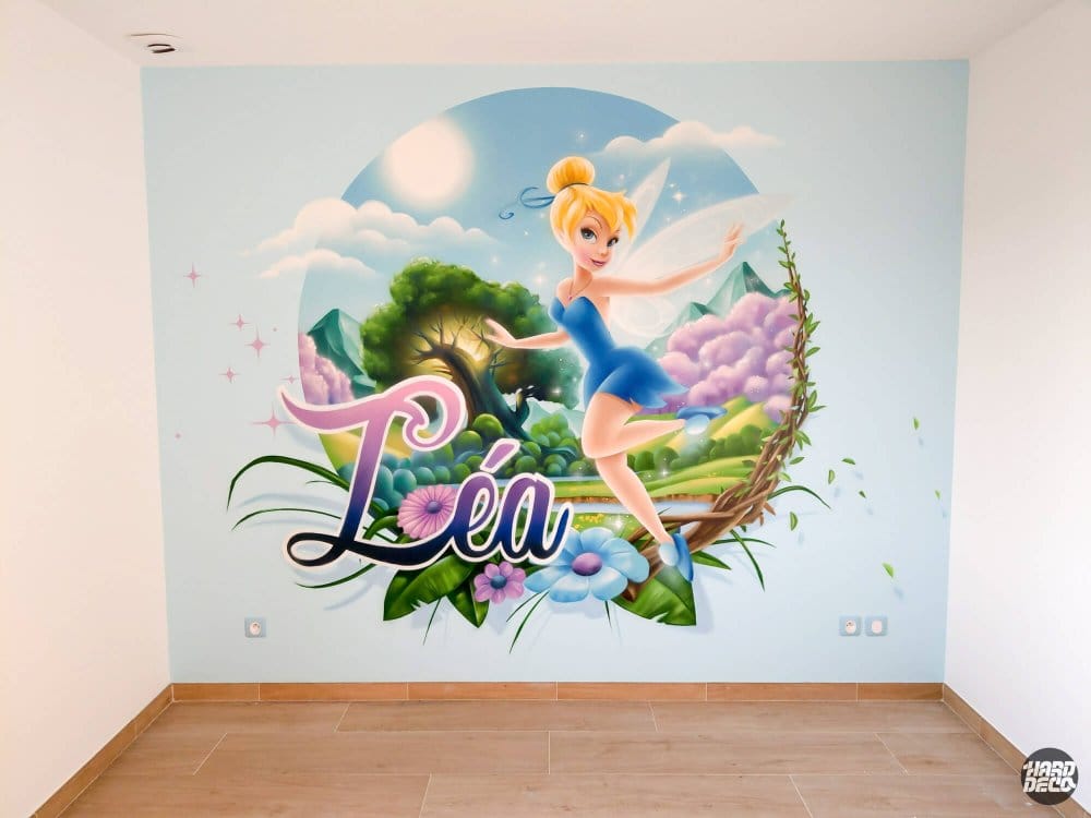 Fresque Clochette Disney personnalisée prénom Léa, décor enchanté fleurs et montagnes, chambre fille