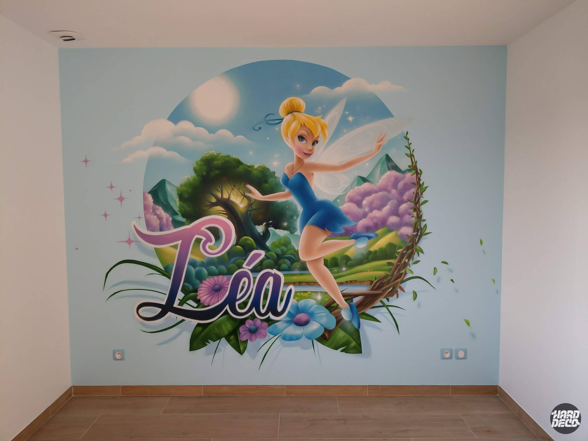 Fresque murale Clochette avec prénom Léa, paysage féerique peint à l'aérosol dans une chambre enfant