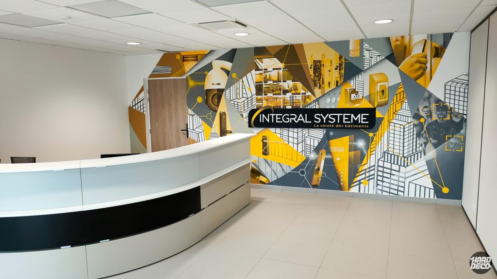 Fresque murale géométrique jaune et gris avec logo Integral Système dans le hall d'accueil, Collégien