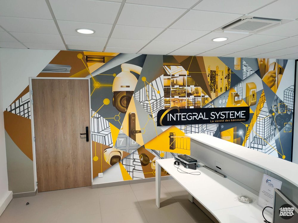 Détail fresque aérosol Integral Système : caméra dôme, triangles jaunes et gris, showroom Collégien
