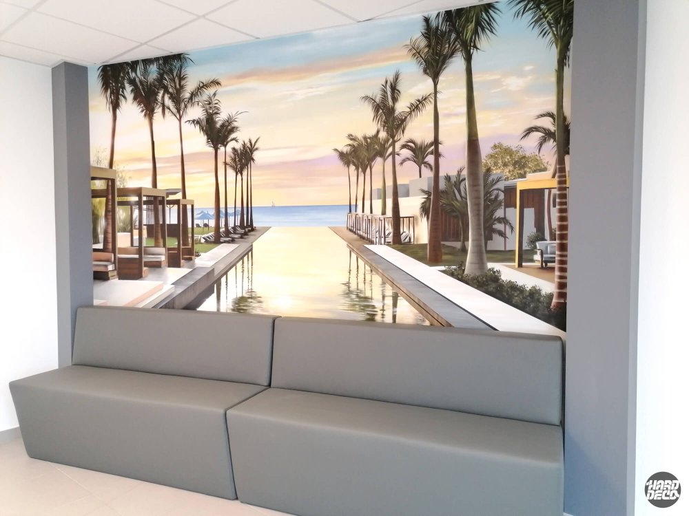 Fresque murale paysage tropical avec piscine à débordement, palmiers et coucher de soleil, salle de détente entreprise