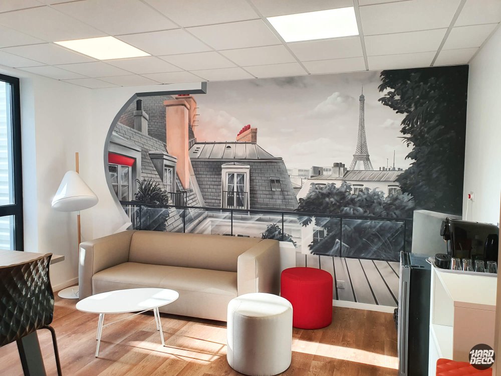 Fresque murale panoramique représentant les toits de Paris et la tour Eiffel en teintes grises et rouges, salle de réunion
