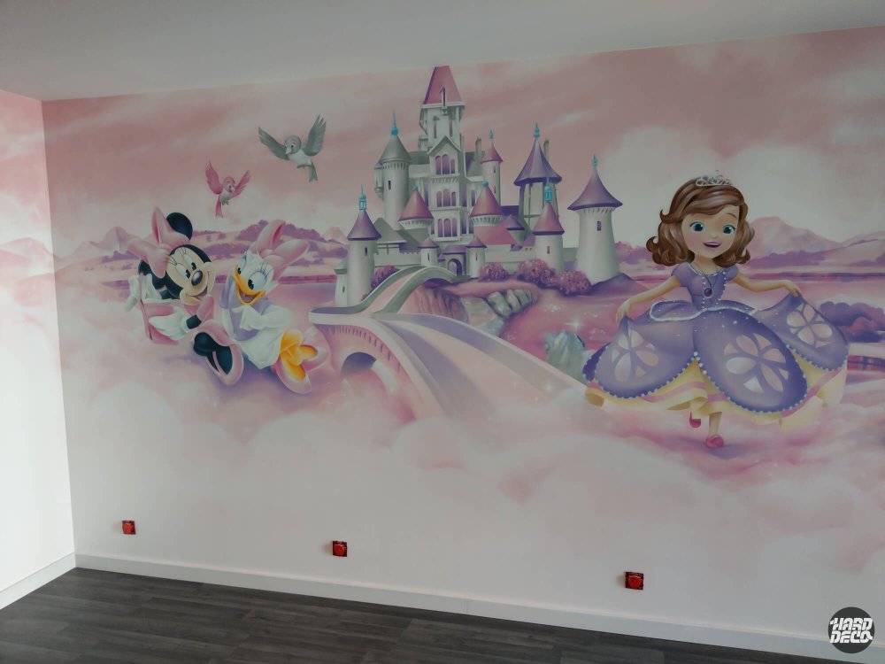 Peinture murale Disney princesse Sofia et Minnie Mouse dans un décor nuageux rose et parme, aérosol