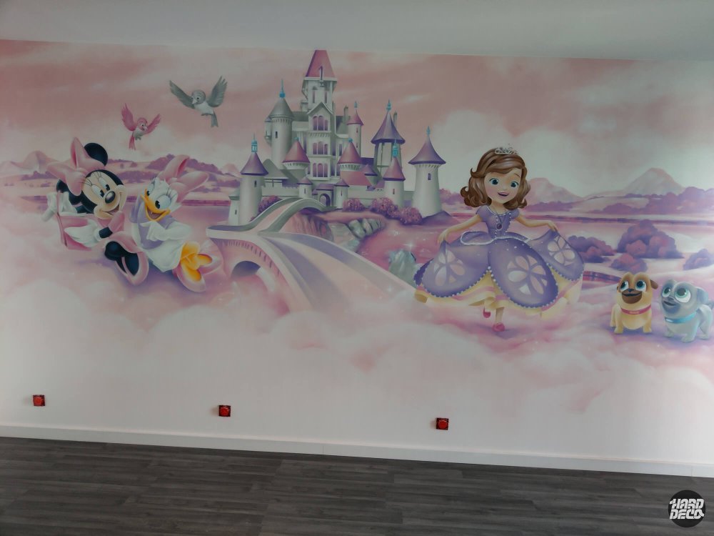 Fresque aérosol chambre enfant avec Sofia, Minnie, Daisy, chiots et château enchanté fond rose poudré