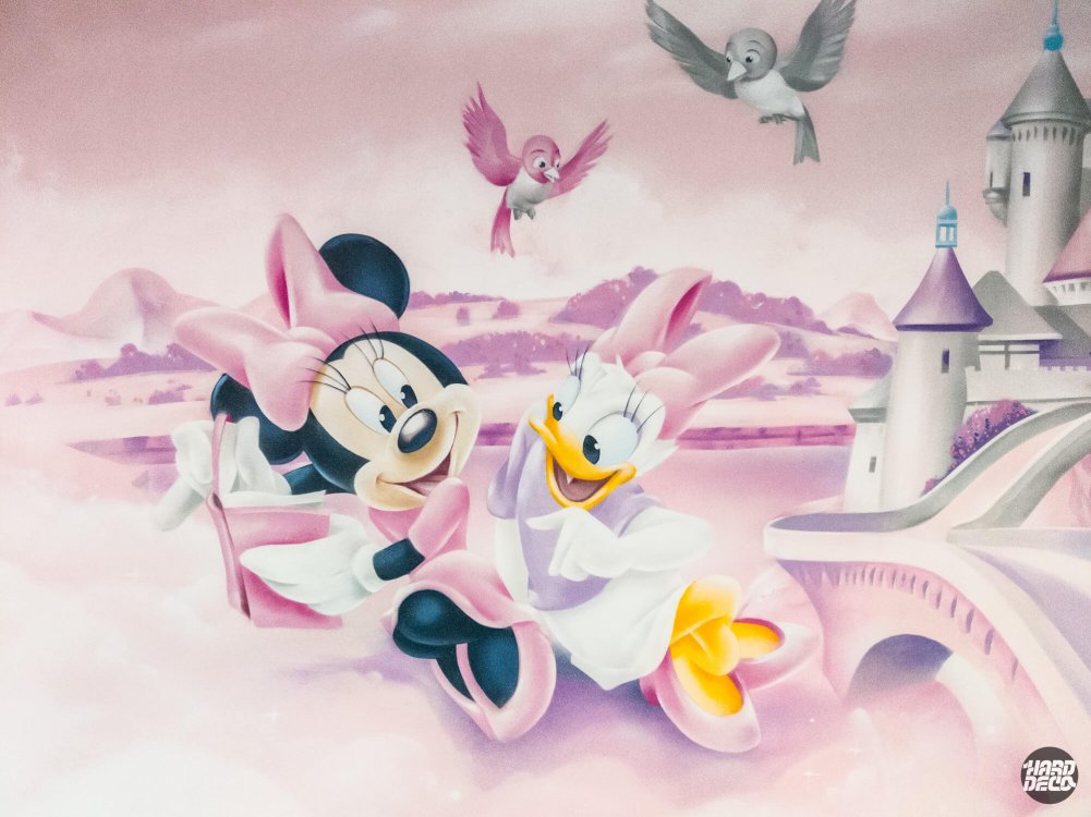 Détail fresque murale Disney : Minnie Mouse et Daisy Duck dans les nuages roses, oiseaux et château