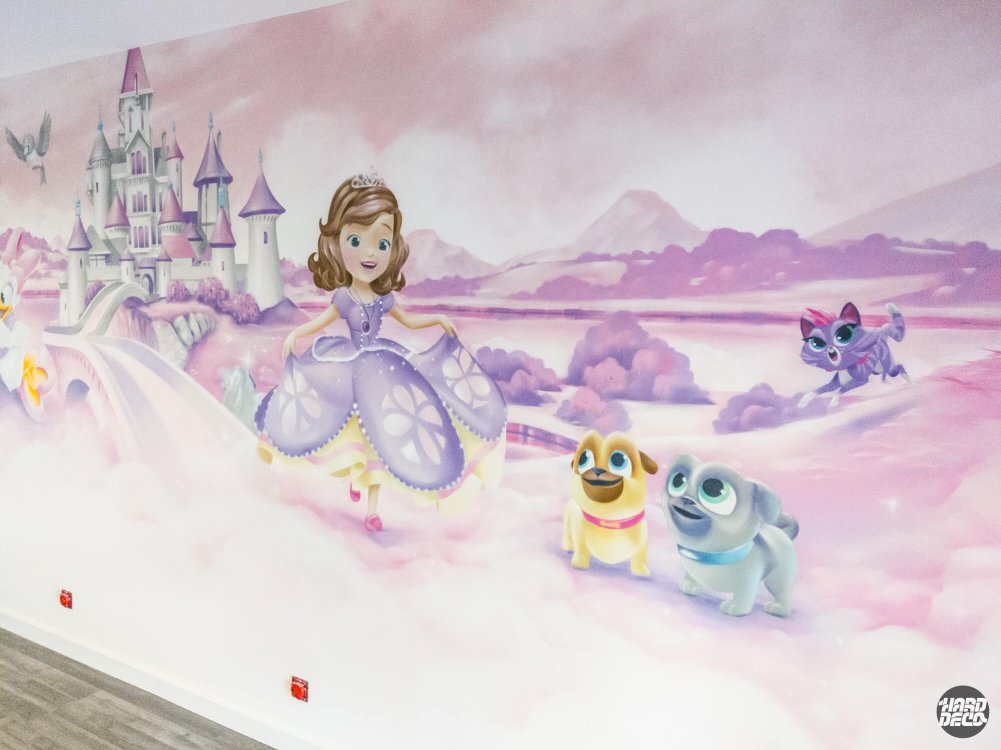 Détail fresque Disney chambre enfant : princesse Sofia en robe lavande, chiots et château en perspective