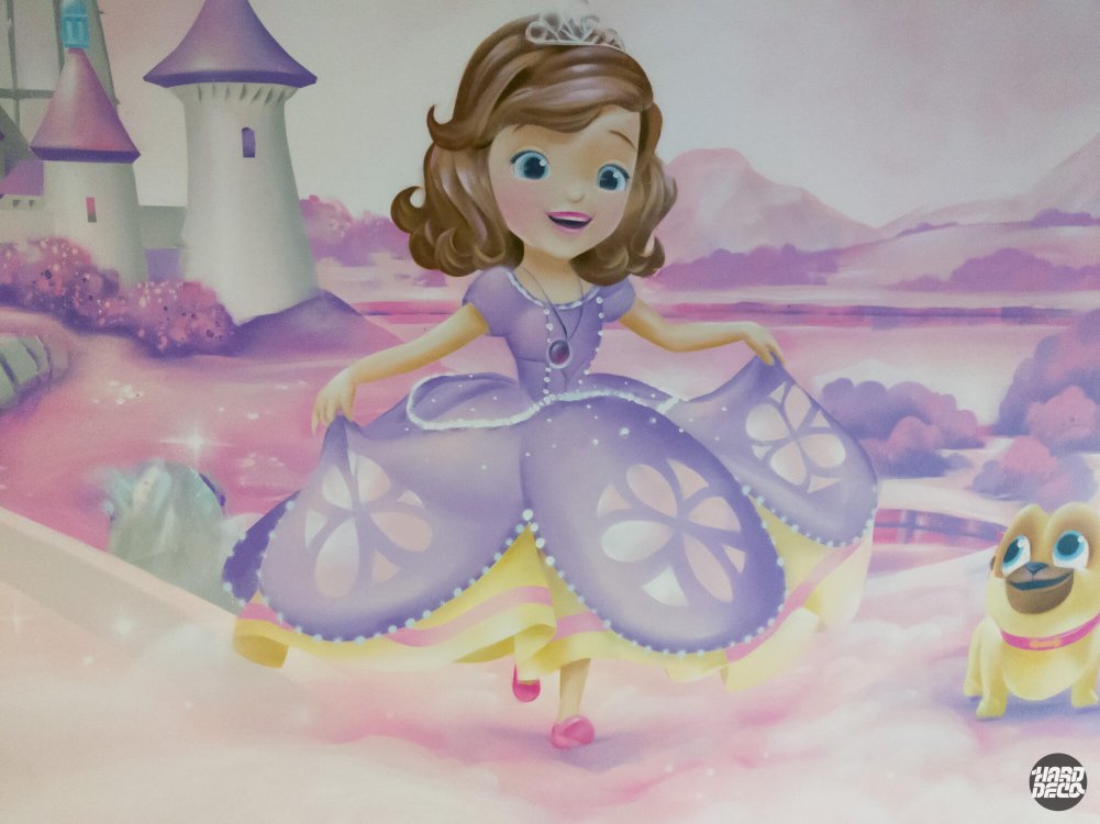 Gros plan aérosol princesse Sofia robe violette dorée, fresque murale chambre enfant Saint-Maur