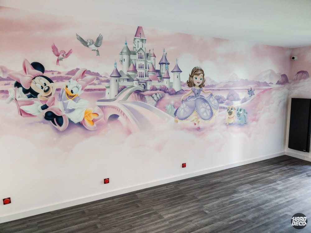 Fresque murale Disney chambre enfant Saint-Maur, vue d'ensemble avec Minnie, Daisy, Sofia et château rose