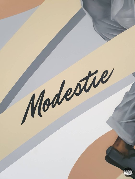 Détail fresque murale dojo Combs-la-Ville, mot Modestie en lettres cursives noires sur fond sable et gris perle