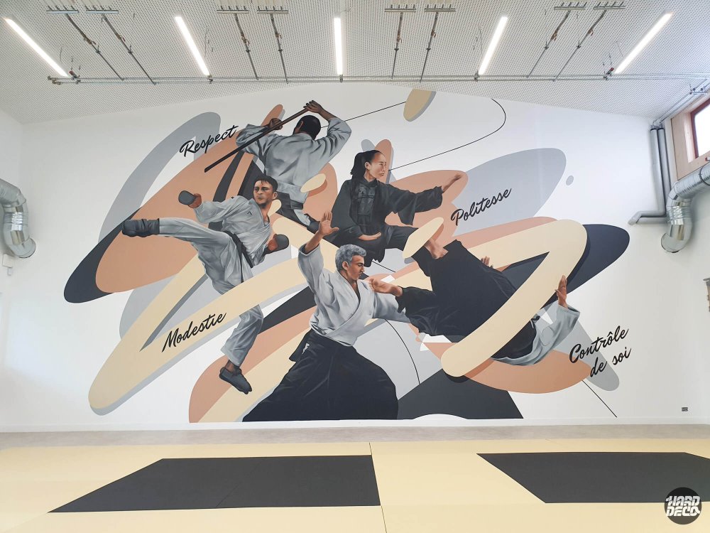 Fresque murale arts martiaux dojo Combs-la-Ville, quatre pratiquants karaté kung-fu aïkido sur fond blanc et formes sable