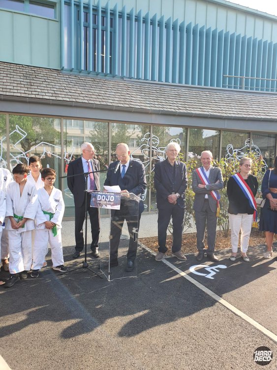 Cérémonie inauguration dojo Jean-Luc Rougé Combs-la-Ville, discours officiels devant la façade du bâtiment