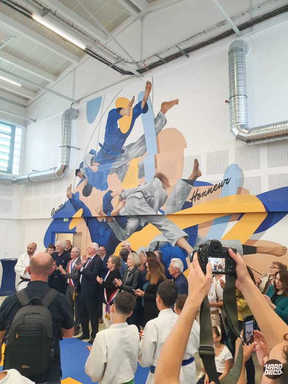 Inauguration dojo Jean-Luc Rougé Combs-la-Ville, élus et judokas devant la fresque murale judo lors de la cérémonie