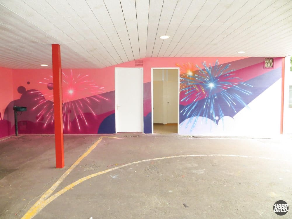 Détail fresque murale préau scolaire, feux d'artifice bleus et roses sur fond prune et violet profond