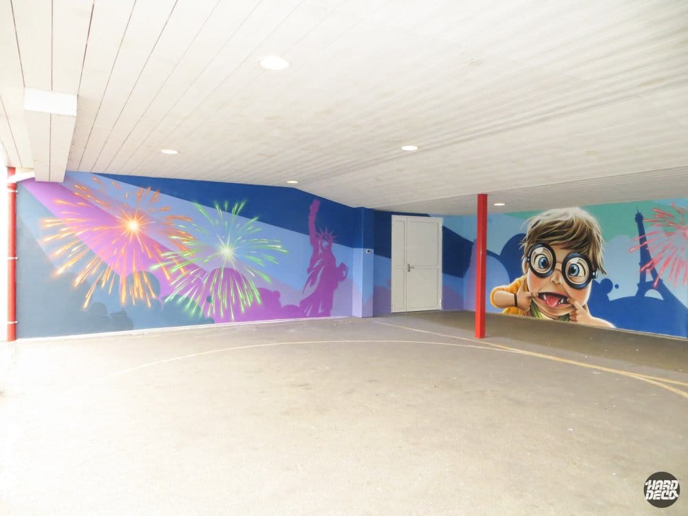 Fresque murale préau scolaire, garçon aux lunettes rondes et feux d'artifice colorés sur fond bleu cobalt