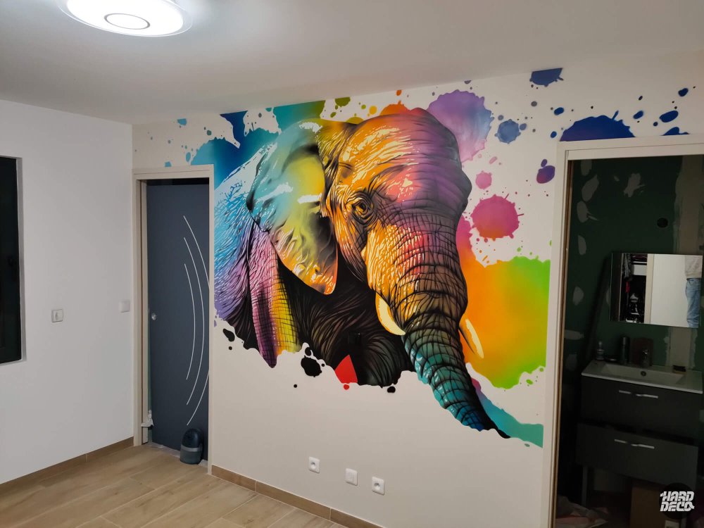 Fresque murale éléphant coloré aérosol, vue de recul dans pièce résidentielle, composition complète visible