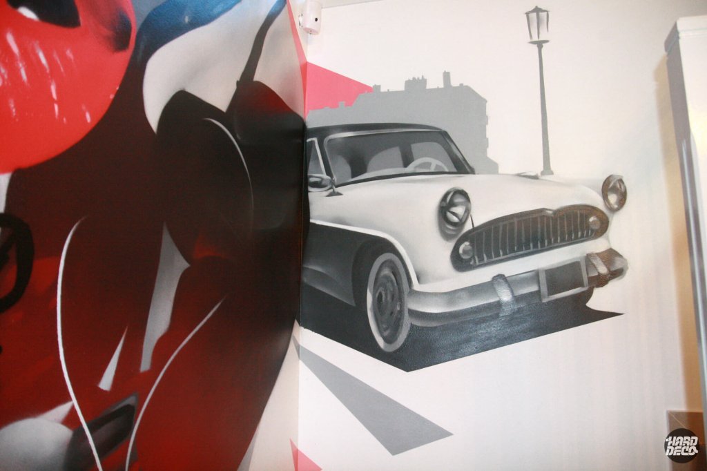 Détail fresque berline vintage française en camaïeu de gris et noir sous réverbère parisien